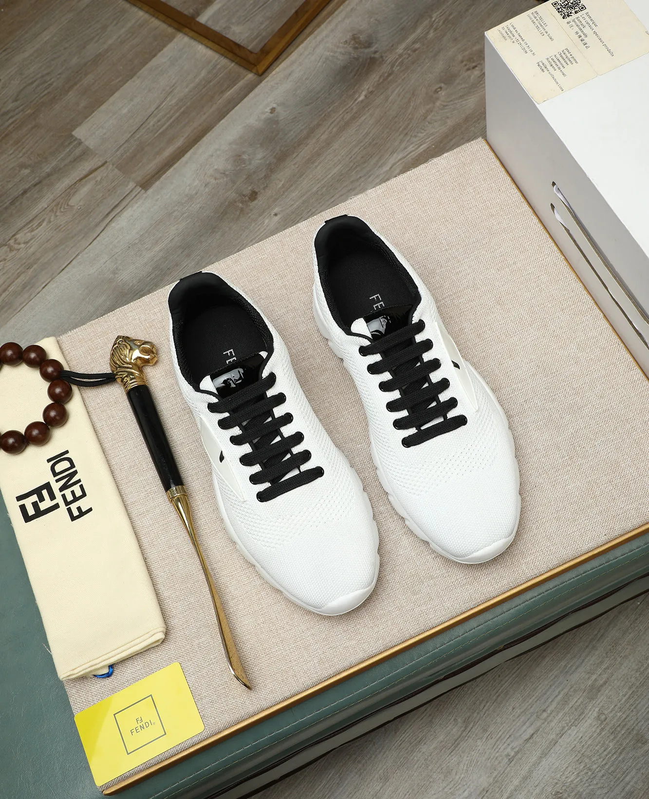 Men's Men's Shoes 💰680 Fendi Fendi's latest Tag series of men's casual mesh sports running shoes, originally purchased and developed, this Tag sports shoe is a one-leg sneaker, made of black high-tech mesh material with gray neoprene details. Oversized FENDI lettering on the side and translucent rubber details. Light and flexible rubber running shoe soles, beautifully packaged at the delivery counter, customized breathable lining, original molded foam rubber outsole, sole thickness: 3.5CM! Size: 39-44 (customized at 38.45.46)